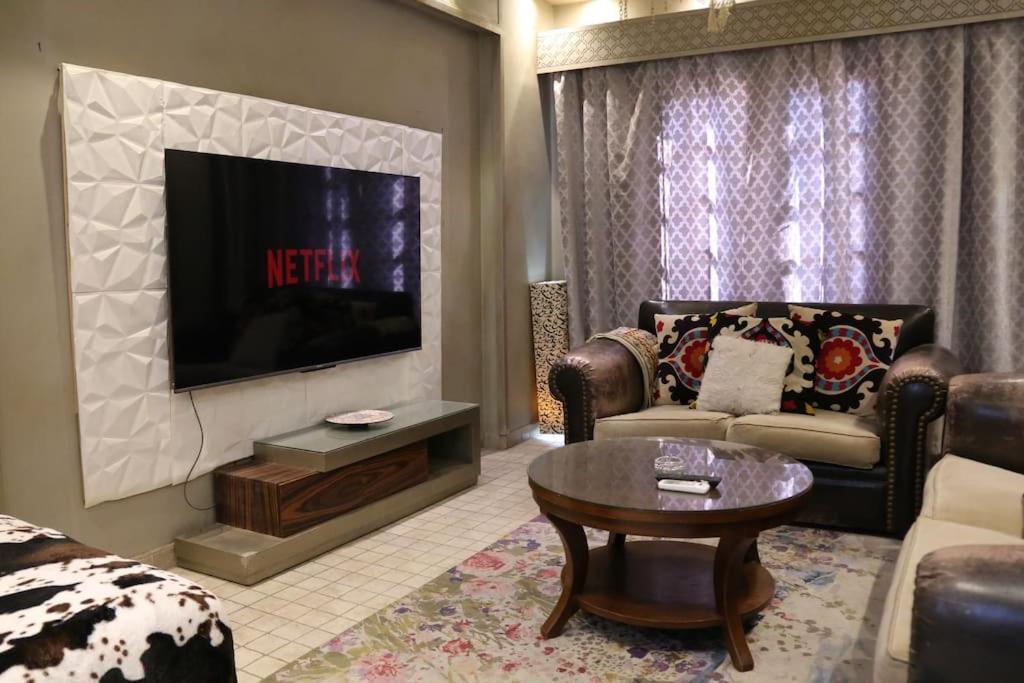 Charming 2br In Scenic Zamalek - Cosmic 7 Caïro